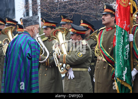 Kabul, Afghanistan. 15. März 2014. Afghanischen Präsidenten Hamid Karzai Bewertungen die Ehrengarde bei der Eröffnung des vierten legislative des afghanischen Parlaments in Kabul, Afghanistan am 15. März 2014. Afghanischen Präsidenten Hamid Karzai am Samstag sicher Afghanen, die eine freie und faire Präsidentschaftswahlen die ist geplant für den 5. April, sagten die Sicherheitskräfte vollständig bereit, die Umfragen zu sichern. Bildnachweis: Ahmad Massoud/Xinhua/Alamy Live-Nachrichten Stockfoto