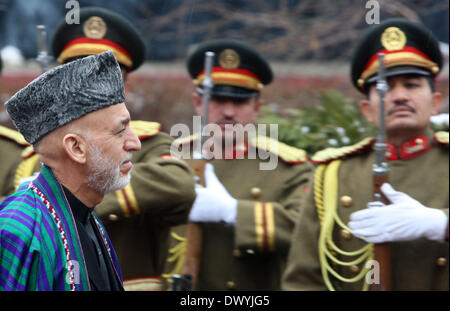 Kabul, Afghanistan. 15. März 2014. Afghanischen Präsidenten Hamid Karzai Bewertungen die Ehrengarde bei der Eröffnung des vierten legislative des afghanischen Parlaments in Kabul, Afghanistan am 15. März 2014. Afghanischen Präsidenten Hamid Karzai am Samstag sicher Afghanen, die eine freie und faire Präsidentschaftswahlen die ist geplant für den 5. April, sagten die Sicherheitskräfte vollständig bereit, die Umfragen zu sichern. Bildnachweis: Ahmad Massoud/Xinhua/Alamy Live-Nachrichten Stockfoto