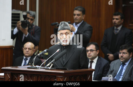 Kabul, Afghanistan. 15. März 2014. Afghanischen Präsidenten Hamid Karzai befasst sich mit der Eröffnung des vierten legislative des afghanischen Parlaments in Kabul, Afghanistan am 15. März 2014. Afghanischen Präsidenten Hamid Karzai am Samstag sicher Afghanen, die eine freie und faire Präsidentschaftswahlen die ist geplant für den 5. April, sagten die Sicherheitskräfte vollständig bereit, die Umfragen zu sichern. Bildnachweis: Ahmad Massoud/Xinhua/Alamy Live-Nachrichten Stockfoto