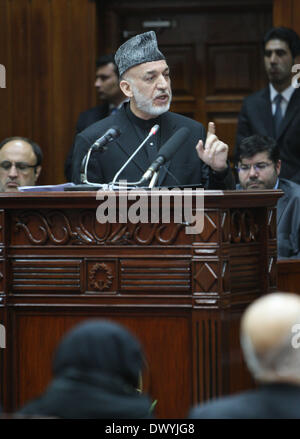 Kabul, Afghanistan. 15. März 2014. Afghanischen Präsidenten Hamid Karzai befasst sich mit der Eröffnung des vierten legislative des afghanischen Parlaments in Kabul, Afghanistan am 15. März 2014. Afghanischen Präsidenten Hamid Karzai am Samstag sicher Afghanen, die eine freie und faire Präsidentschaftswahlen die ist geplant für den 5. April, sagten die Sicherheitskräfte vollständig bereit, die Umfragen zu sichern. Bildnachweis: Ahmad Massoud/Xinhua/Alamy Live-Nachrichten Stockfoto