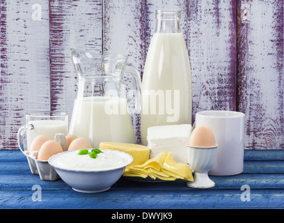 Milch und Milchprodukte-Produkte auf einem hölzernen Hintergrund Stockfoto