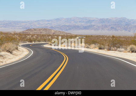 Straße mit Schild Joshua Tree Nationalpark Stockfoto