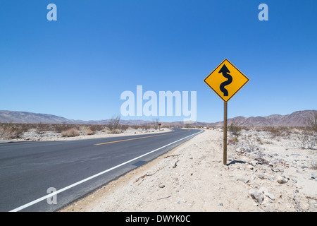 Straße mit Schild Joshua Tree Nationalpark Stockfoto