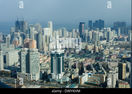 Luftaufnahme von Dalian, gesehen vom Fernsehturm. Provinz Liaoning, China. Stockfoto