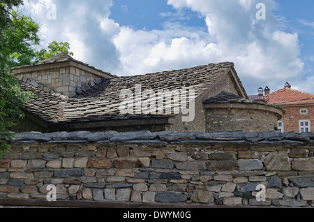 Kirche mit Stein Dachziegel in der Stadt Batak, Bulgarien Stockfoto