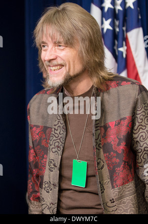 Kermit der Frosch Puppenspieler, Steve Whitmire, begrüßt Soldaten und deren Angehörige auf eine Filmvorführung des neuen Muppets Film, "Muppets Most Wanted", im Weißen Haus 12. März 2014 in Washington, DC. Stockfoto