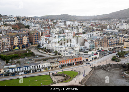 Gebäude am steilen Hang in der Stadt von Ilfracombe, North Devon, England Stockfoto