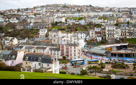 Gebäude am steilen Hang in der Stadt von Ilfracombe, North Devon, England Stockfoto