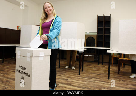 Bratislava, Slowakei. 15. März 2014. Ein Wähler wirft den Stimmzettel in einem Wahllokal in Bratislava, Slowakei, 15. März 2014. Slowaken gingen zu den Urnen Samstag 14 Kandidaten, darunter der amtierende Ministerpräsident Robert Fico einen neuen Präsidenten wählen. Bildnachweis: Andrej Klizan/Xinhua/Alamy Live-Nachrichten Stockfoto