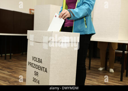 Bratislava, Slowakei. 15. März 2014. Ein Wähler wirft den Stimmzettel in einem Wahllokal in Bratislava, Slowakei, 15. März 2014. Slowaken gingen zu den Urnen Samstag 14 Kandidaten, darunter der amtierende Ministerpräsident Robert Fico einen neuen Präsidenten wählen. Bildnachweis: Andrej Klizan/Xinhua/Alamy Live-Nachrichten Stockfoto