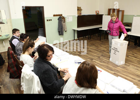 Bratislava, Slowakei. 15. März 2014. Ein Wähler wirft den Stimmzettel in einem Wahllokal in Bratislava, Slowakei, 15. März 2014. Slowaken gingen zu den Urnen Samstag 14 Kandidaten, darunter der amtierende Ministerpräsident Robert Fico einen neuen Präsidenten wählen. Bildnachweis: Andrej Klizan/Xinhua/Alamy Live-Nachrichten Stockfoto