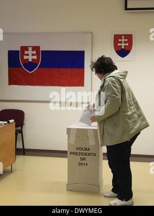 Bratislava, Slowakei. 15. März 2014. Ein Wähler wirft den Stimmzettel in einem Wahllokal in Bratislava, Slowakei, 15. März 2014. Slowaken gingen zu den Urnen Samstag 14 Kandidaten, darunter der amtierende Ministerpräsident Robert Fico einen neuen Präsidenten wählen. Bildnachweis: Qu Xi/Xinhua/Alamy Live-Nachrichten Stockfoto