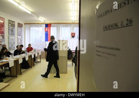 Bratislava, Slowakei. 15. März 2014. Ein Wähler wirft den Stimmzettel in einem Wahllokal in Bratislava, Slowakei, 15. März 2014. Slowaken gingen zu den Urnen Samstag 14 Kandidaten, darunter der amtierende Ministerpräsident Robert Fico einen neuen Präsidenten wählen. Bildnachweis: Qu Xi/Xinhua/Alamy Live-Nachrichten Stockfoto