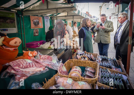 Aberystwyth Wales UK, Samstag, 15. März 2014 an einem feinen Frühlingsmorgen, Starkoch RICHARD CORRIGAN (Mitte, unter Telefon Snap) und Gründer der Londoner Borough Markt PETER GOTT besuchen Sie den Bauernmarkt in Aberystwyth für die Abschlussveranstaltung der Beurteilung für die 2014 BBC Nahrung und Landwirtschaft Awards 2014 des Marktes, seit 10 Jahren ist eine der drei nominierten in der Kategorie "Best Food Market" für das Jahr 2014 BBC Nahrung und Landwirtschaft Awards Credit : Keith Morris/Alamy Live-Nachrichten Stockfoto