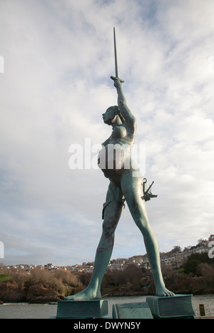 Steht eine 66 Fuß Bronze gekleidete Skulptur namens Verity von Damien Hirst in der Hafeneinfahrt in Ilfracombe, North Devon, England Stockfoto