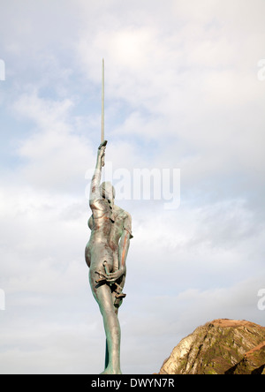 Steht eine 66 Fuß Bronze gekleidete Skulptur namens Verity von Damien Hirst in der Hafeneinfahrt in Ilfracombe, North Devon, England Stockfoto