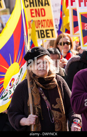 London, 15. März 2014. Hunderte von Tibetern und ihre Anhänger marschieren durch London gegen die fortgesetzte Besetzung Tibets durch China und angebliche Menschenrechtsverletzungen. Bildnachweis: Paul Davey/Alamy Live-Nachrichten Stockfoto