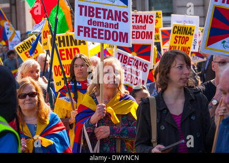 London, 15. März 2014. Hunderte von Tibetern und ihre Anhänger marschieren durch London gegen die fortgesetzte Besetzung Tibets durch China und angebliche Menschenrechtsverletzungen. Bildnachweis: Paul Davey/Alamy Live-Nachrichten Stockfoto