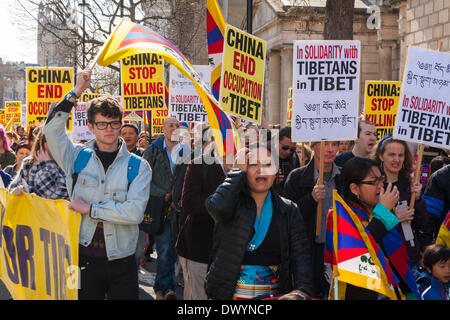 London, 15. März 2014. Hunderte von Tibetern und ihre Anhänger marschieren durch London gegen die fortgesetzte Besetzung Tibets durch China und angebliche Menschenrechtsverletzungen. Bildnachweis: Paul Davey/Alamy Live-Nachrichten Stockfoto