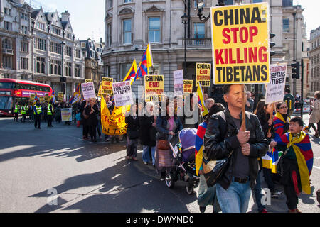 London, 15. März 2014. Hunderte von Tibetern und ihre Anhänger marschieren durch London gegen die fortgesetzte Besetzung Tibets durch China und angebliche Menschenrechtsverletzungen. Bildnachweis: Paul Davey/Alamy Live-Nachrichten Stockfoto