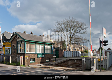 Reigate Eisenbahn Straße Kreuzung, Stellwerks- und Bahnhof Surrey, UK Stockfoto