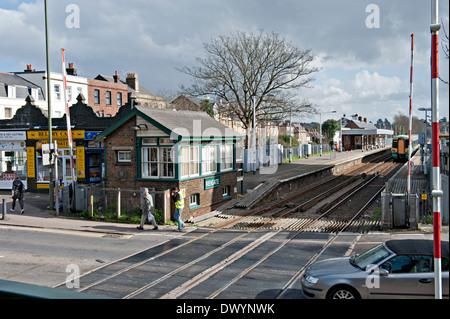 Reigate Eisenbahn Straße Kreuzung, Stellwerks- und Bahnhof Surrey, UK Stockfoto