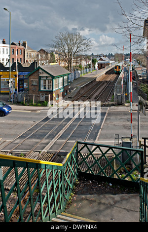 Reigate Eisenbahn Straße Kreuzung, Stellwerks- und Bahnhof Surrey, UK Stockfoto