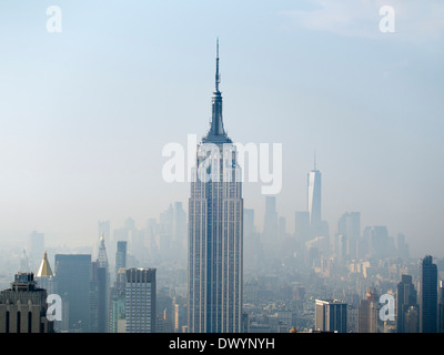 Das Empire State Building und das neue One World Trade Center von der Rockefeller Building gesehen an einem nebligen Tag in New York, USA 4 Stockfoto