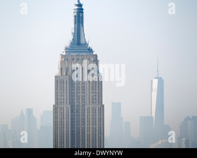 Das Empire State Building und das neue One World Trade Center von der Rockefeller Building gesehen an einem nebligen Tag in New York, USA 3 Stockfoto