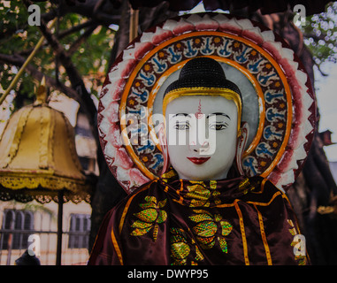 Buddha-Statue in der Sule-Pagode, Yangon, Myanmar, Burma. Stockfoto