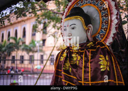 Buddha-Statue in der Sule-Pagode, Yangon, Myanmar, Burma. Stockfoto