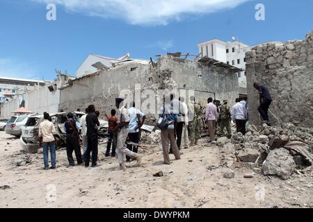 Mogadischu, Somalia. 15. März 2014. Somalische Sicherheitskräfte und Bewohner versammeln sich am Tatort die Autobombe, die den Parkplatz von Maka Almukrama Hotel in Mogadischu, Somalia, 15. März 2014 getroffen. Mindestens drei Menschen wurden verletzt, Samstag nach eine Autobombe auf dem Parkplatz eines Hotels in der somalischen Hauptstadt Mogadischu, Polizei und Zeugen sagten ging. Bildnachweis: Faisal Isse/Xinhua/Alamy Live-Nachrichten Stockfoto