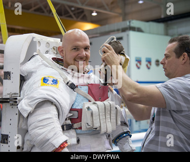 ESA-Astronaut Alexander Gerst eignet sich vor Beginn der Wasser Schwerelosigkeit Simulation Crew-Trainings und Zertifizierungen für Expedition 40/41 am Johnson Space Center 17. September 2013 in Houston, Texas. Stockfoto