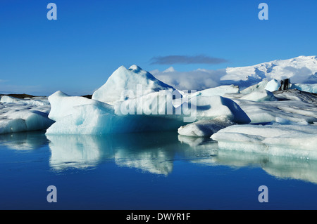 Blaue Eisberge schwimmen in der Jökulsárlón Lagune in Island Stockfoto