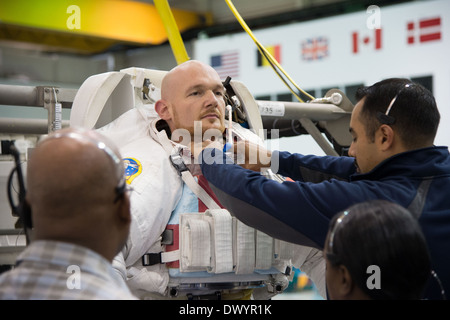 ESA-Astronaut Alexander Gerst eignet sich vor Beginn der Wasser Schwerelosigkeit Simulation Crew-Trainings und Zertifizierungen für Expedition 40/41 am Johnson Space Center 17. September 2013 in Houston, Texas. Stockfoto