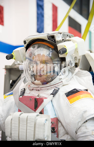 ESA-Astronaut Alexander Gerst eignet sich vor Beginn der Wasser Schwerelosigkeit Simulation Crew-Trainings und Zertifizierungen für Expedition 40/41 am Johnson Space Center 17. September 2013 in Houston, Texas. Stockfoto