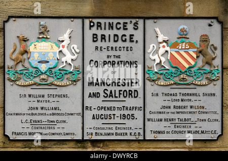 Gedenktafel an der Prinz-Brücke über den Fluss Irwell zwischen Salford und Manchester, England, UK Stockfoto