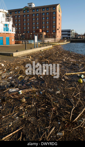 Holiday Inn Express bei Welland Lock, Salford Quays, Manchester, England, UK.  Mit viel Treibgut im Vordergrund. Stockfoto