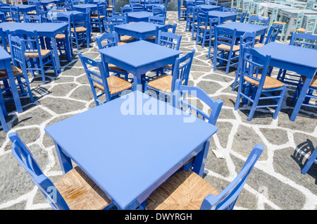 Tisch und Stühle in der Fischerei Hafen von Naoussa, Paros, Griechenland Stockfoto