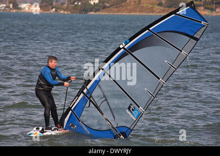 Sandbänke, Poole, UK Samstag, 15. März 2014. Um das Beste aus einem herrlich warmen sonnigen Frühlingstag - wind-Surfer unter Ausnutzung des Windes auf Sandbänken Credit: Carolyn Jenkins/Alamy Live News Stockfoto