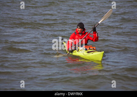 Sandbänke, Poole, UK Samstag, 15. März 2014. Das Beste aus einem herrlich warmen sonnigen Frühlings - Kajakfahrer auf Sandbänken Credit: Carolyn Jenkins/Alamy Live News Stockfoto