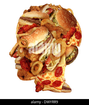 Ungesunde Ernährung Gesundheitskonzept mit einer Gruppe von fettiges Fastfood in der Form eines menschlichen Kopfes als Symbol der Gefahrgüter, Ernährung, Lebensstil und Symbol der Abhängigkeit von schlechter Ernährung und Risiko von Herzerkrankungen. Stockfoto