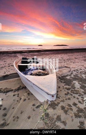 Boot und Strand Sonnenuntergang in Tanjung Aru Strand, Kota Kinabalu, Sabah, Borneo, malaysia Stockfoto