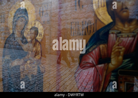 Reflexion der Fußgänger in einem Geschäft mit christlichen Souvenirs in der Via Dolorosa Straße in der Altstadt Ost-Jerusalem Israel Stockfoto