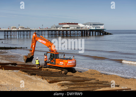 Reparatur des Küstenschutzes bei Cromer an der "North Norfolk Küste" nach den Winterstürmen. Stockfoto