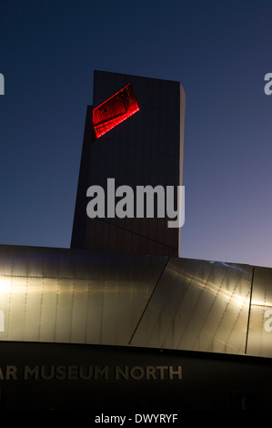 Der Turm des Imperial War Museum North in der Nacht mit der Aussichtsplattform leuchtet rot, Salford Quays, Manchester, England, UK Stockfoto