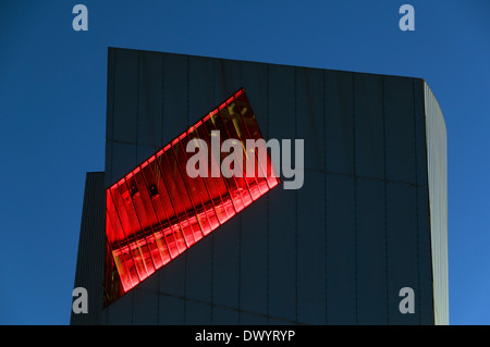 Der Turm des Imperial War Museum North in der Nacht mit der Aussichtsplattform leuchtet rot, Salford Quays, Manchester, England, UK Stockfoto