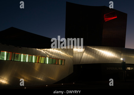 Imperial War Museum North in der Nacht mit dem Tower Aussichtsplattform leuchtet rot, Salford Quays, Manchester, England, UK Stockfoto