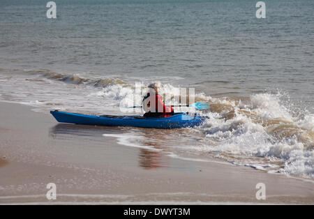 Poole, UK Samstag, 15. März 2014. Um das Beste aus einem herrlich warmen sonnigen Frühlingstag - Kajakfahrer einsatzbereit Credit: Carolyn Jenkins/Alamy Live News Stockfoto