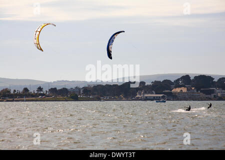 Sandbanks, Poole, Großbritannien Samstag, 15. März 2014. Das Beste aus einem herrlich warmen sonnigen Frühlingstag machen - Kitesurfer machen das Beste aus der Brise an Sandbanks. Kitesurfer Kitesurfer Kitesurfer Kitesurfer Kitesurfer Kitesurfen Kitesurfen Kitesurfen Kitesurfen Kitesurfen Kitesurfen Kitesurfen Kitesurfer Kitesurfer Kitesurfer Kitesurfer Kitesurfer Kitesurfer Stockfoto